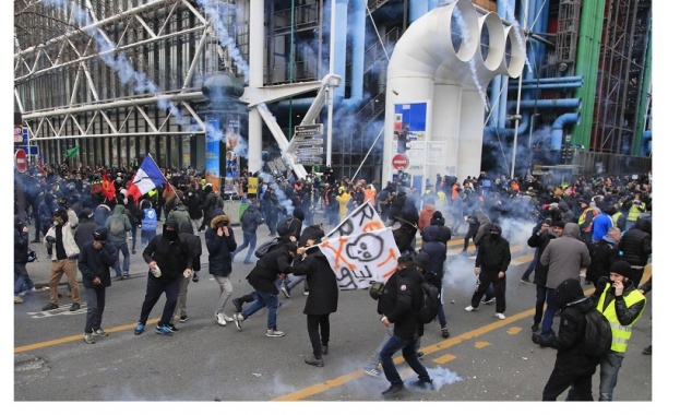 Демонстранти протестиращи срещи плановете за пенсионна реформа на френското правителство