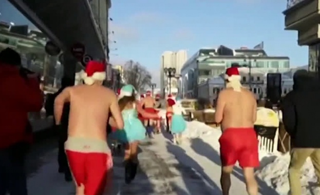 Десетки мъже и жени облечени само по бански но с