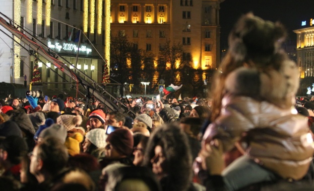 Новата 2020 a година беше посрещната с тържествена заря на площадите