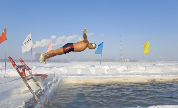 За целта дебелият лед в река Сонхуа се изрязва и