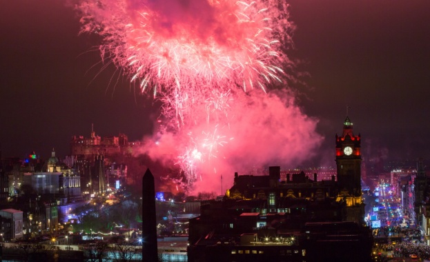 Европа посрещна 2020 а година с много емоции фойерверки и засилени