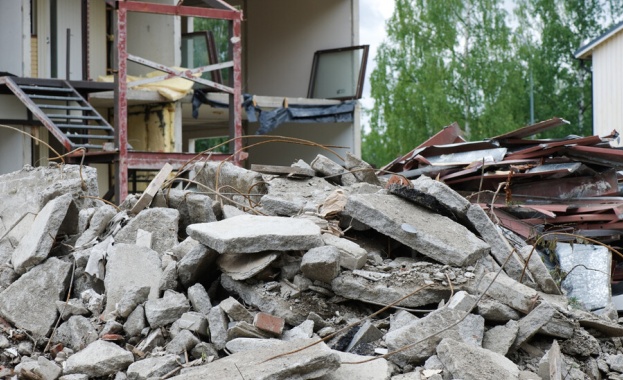 Сграда на завод се срути в Делхи в резултат на