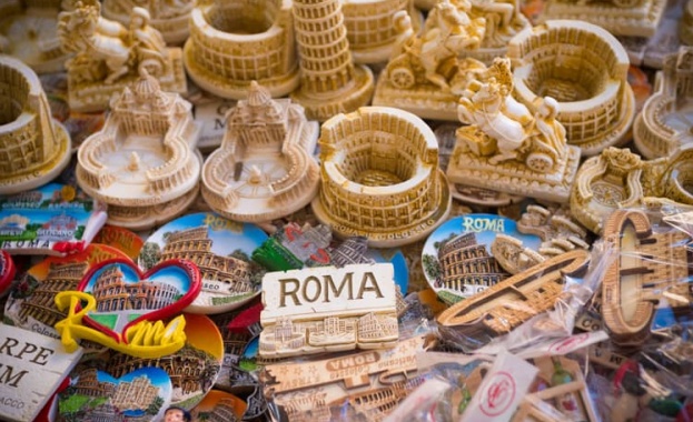 Сувенирните щандчета разположени около най популярните туристически забележителности в Рим ще