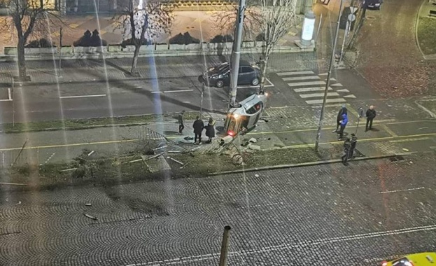 Кола е самокатастрофирала в дърво в района на Руски паметник