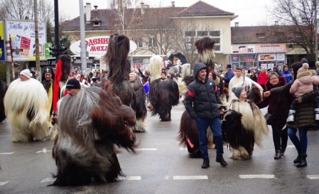 Кукери гонят злите сили от Благоевград 13 групи от града