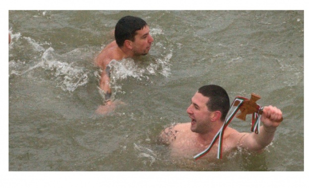 25 годишният Тодор Велинов от Силистра спаси Богоявленския кръст от студените