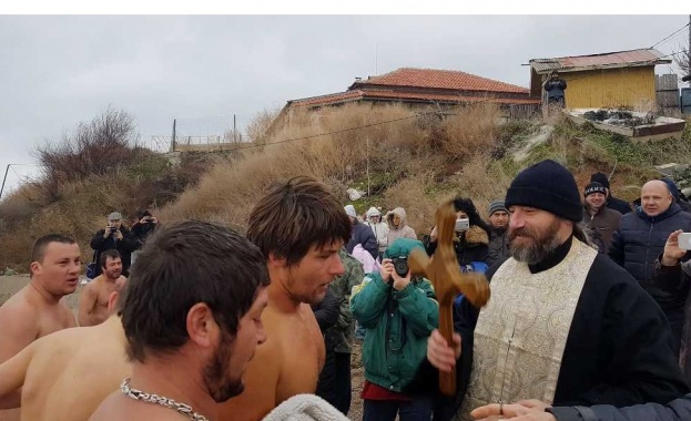 За поредна година в село Дуранкулак Богоявлениският кръст бе изваден