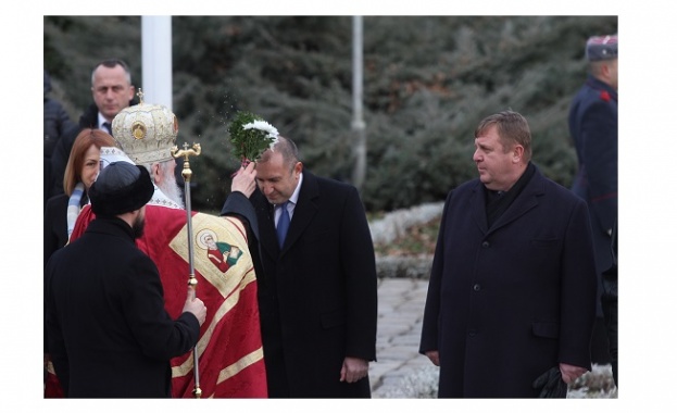 Традиционният ритуал по освещаване на бойните знамена и знамената светини на