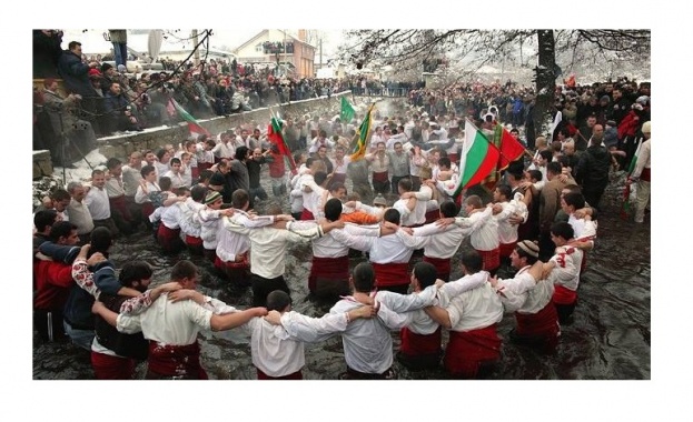 Близо 150 мъже нагазиха в ледените води на река Тунджа