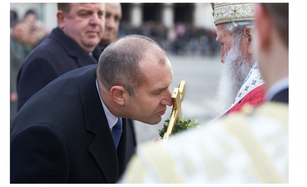 На площад Свети Александър Невски в столицата държавният глава и