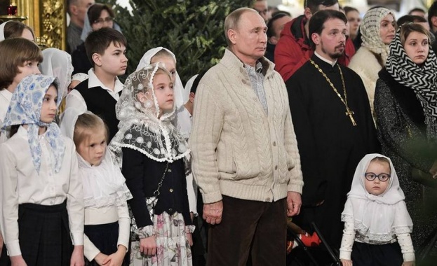 Руският патриарх Кирил отслужи Рождественска литургия снощи в катедралния храм