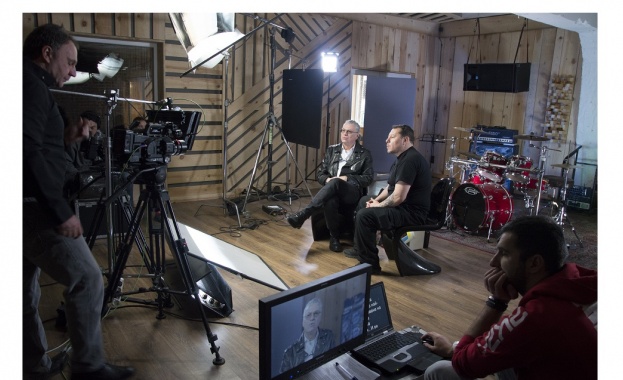 И те ще правят точно това главните герои в