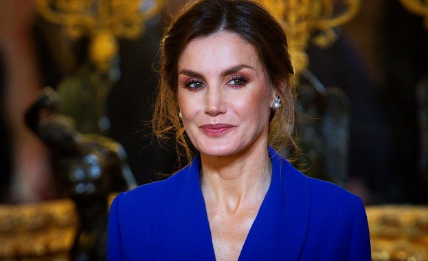 Кралицата на Испания Летисия Ортис облече уникална дълга рокля тип