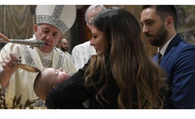 Папа Франциск кръсти днес 32 бебета, включително две двойки близнаци,