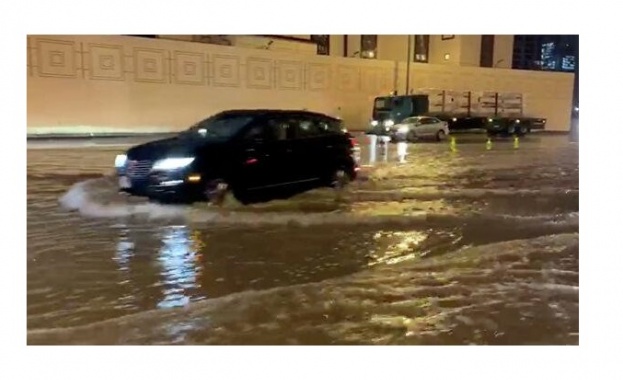 Необичайно силни дъждове и бури в Дубай през целия уикенд