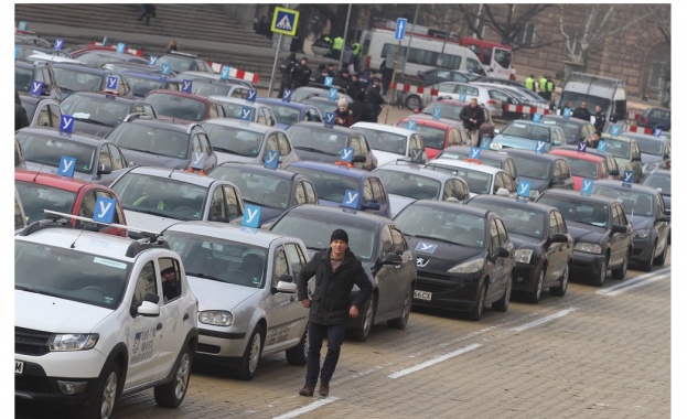 Автоинструктори блокираха бул Цар Освободител в София в знак на