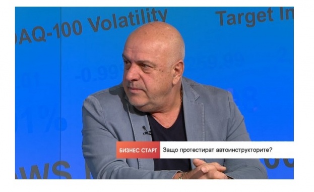 Протестиращите автомобилни инструктури вчера настояваха да няма контрол да няма