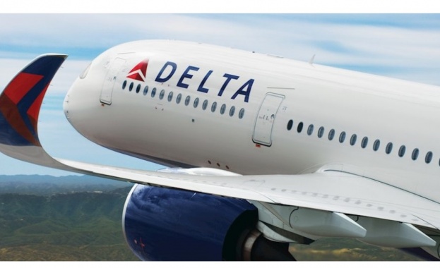 Шестдесет души са получили медицинска помощ след като самолет на