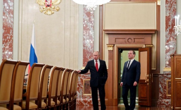 Руското правителство неочаквано подаде оставка след като президентът Владимир Путин