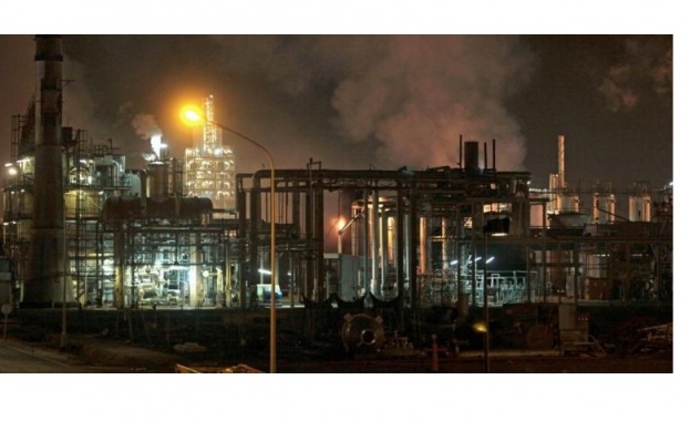 Поне един човек е загинал и шестима са ранени при