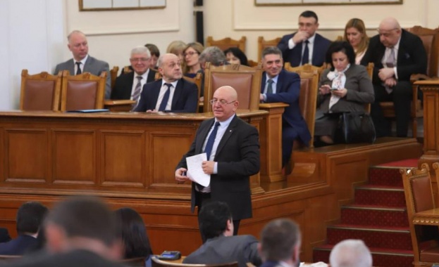 Народното събрание гласува рокадите в кабинета оставката на Нено
