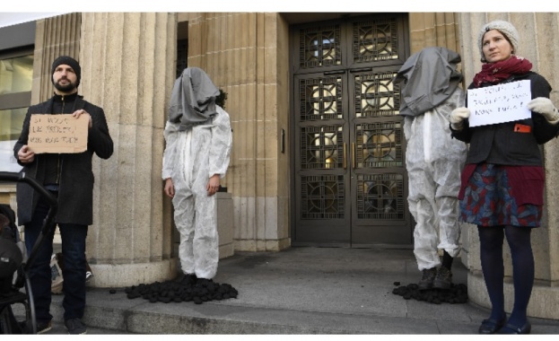 Швейцарски екоактивисти изхвърлиха въглища в клон на банка UBS в