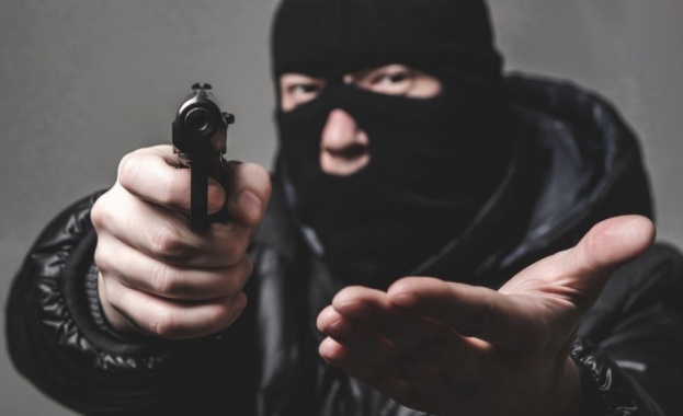 Трима маскирани мъже са ограбили бензиностанция на Ботевградско шосе през