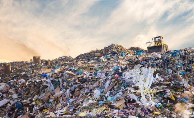 Стотици килограми опасни отпадъци са били открити преди седмица край