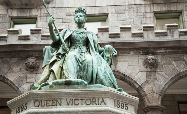 Долно бельо под формата на огромни памучни кюлоти дълги копринени