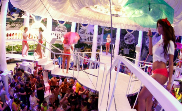 Испанските Балеарски острови одобриха закон който забранява обиколките по кръчми