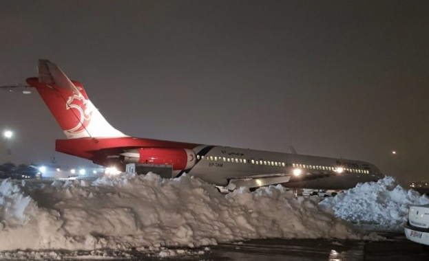 Силен снеговалеж покри с бяла пелена иранската столица предизвиквайки забавяне