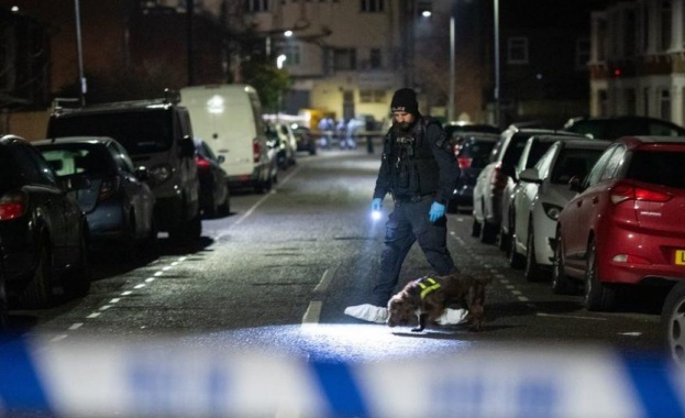 Трима мъже са загинали намушкани с нож в източен Лондон