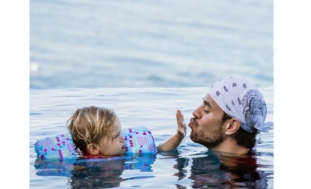 Като горди родители Енрике Иглесиас и Анна Курникова обичат да