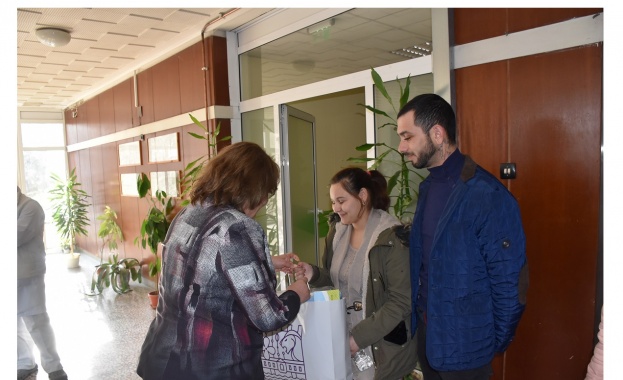 За да поздравят за Деня на родилната помощ Бабинден 21