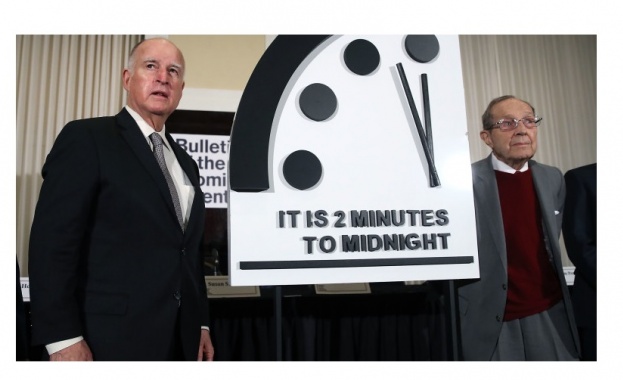 Стрелките на символичния Часовник на Страшния съд са само на