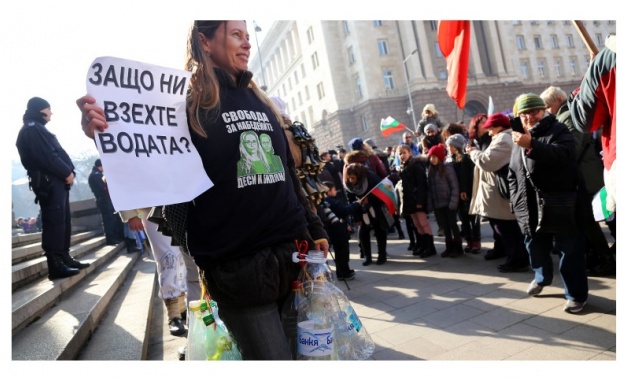 Перник протестира пред сградата на Министерски съвет в София протестиращите