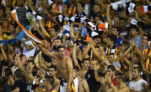 Привържениците на Валенсия и Барселона си спретнаха грандиозно меле в