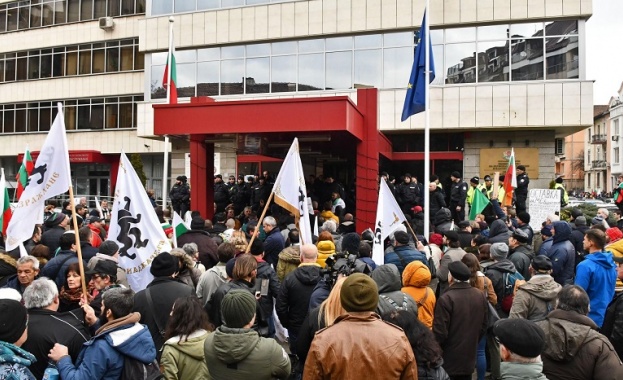 Протестиращи се опитаха да нахлуят в сградата на Министерството на