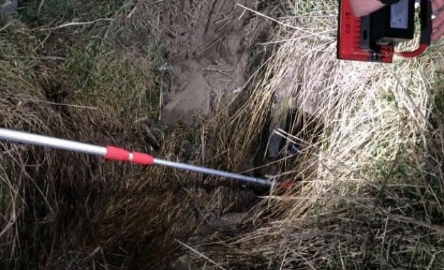 Тъмносиви мазни петна се носят по повърхността на водата намерена