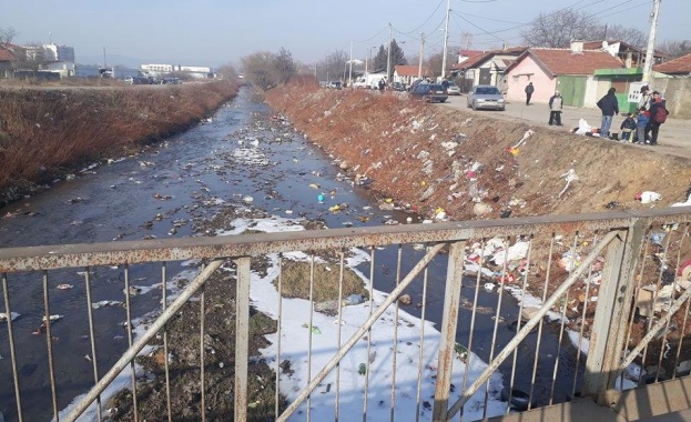 С отпадъци е засипана реката в столичния квартал Малашевци район