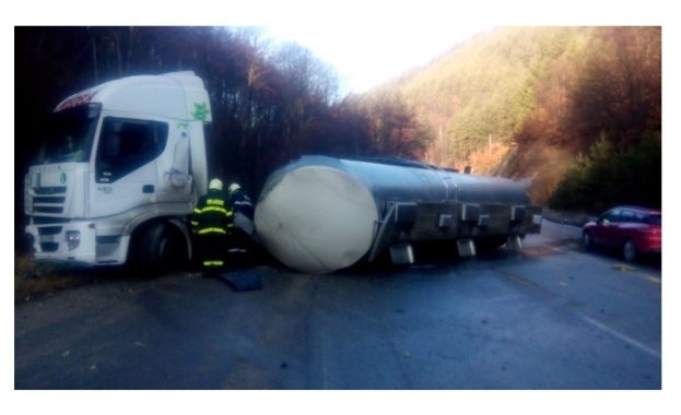 Катастрофа затруднява движението по пътя за Банско Цистерна която е