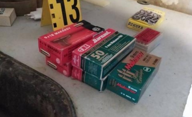 Голямо количество оръжия боеприпаси както и портрет на Хитлер са