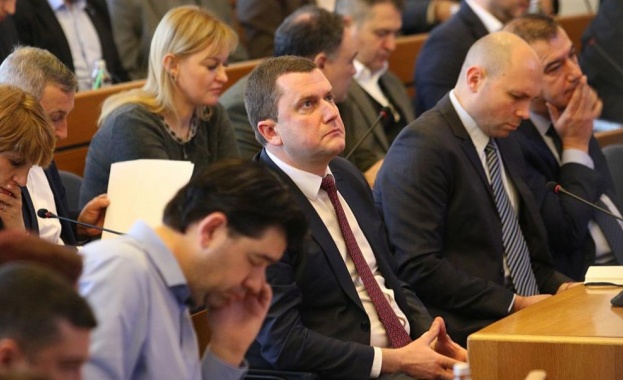 След тричасови бурни дебати Столичният общински съвет одобри спасителния план