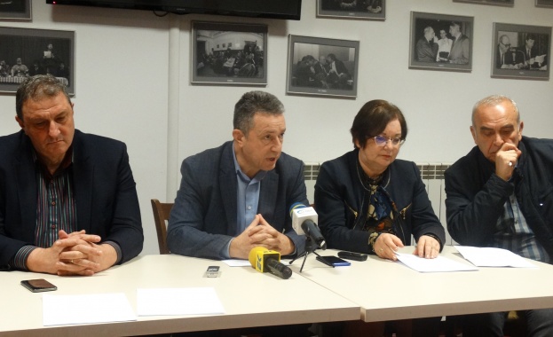 Около двадесет души между които членове на НС на БСП