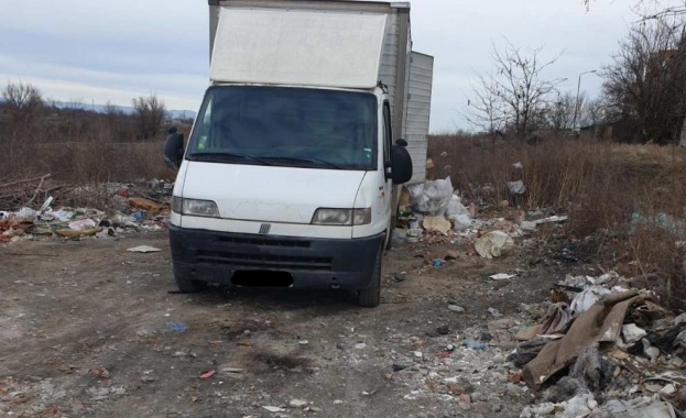 Общинска охрана и полицаи предотвратиха изхвърлянето на голямо количество боклук