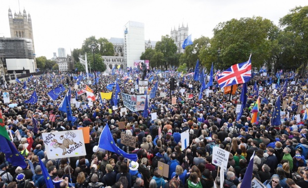 Обединеното кралство напусна Европейския съюз със смесица от радост гняв