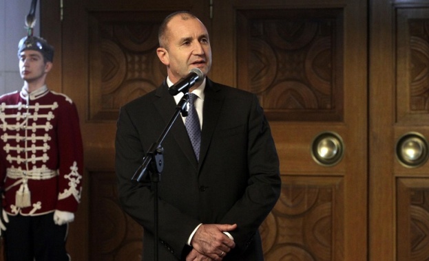 Президентът Румен Радев обяви че снема доверие от правителството На