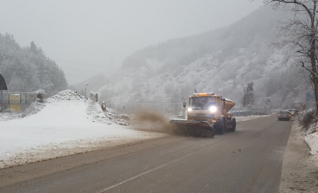 Военнослужещи от Сухопътните войски оказват помощ на населението в усложнената