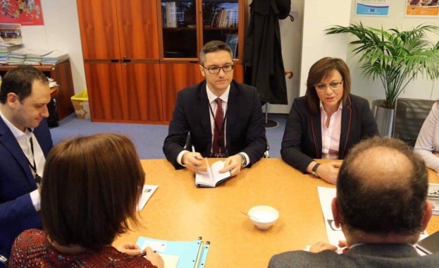 Председателят на БСП Корнелия Нинова зам председателят на НС Кристиан Вигенин