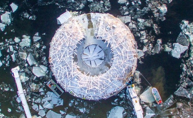 В Швеция врати отвори луксозен плаващ леден хотел Той е